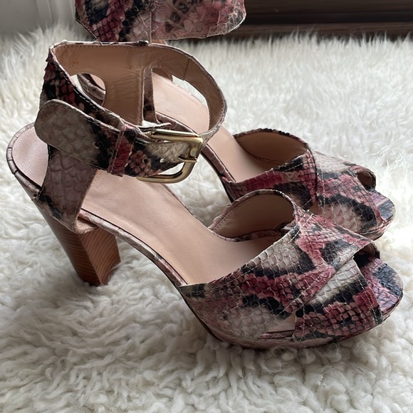 Stuart Weitzman Soliesse Snakeskin Sandal Platforms. Used in good condition.Sz 9 - Picture 7 of 10